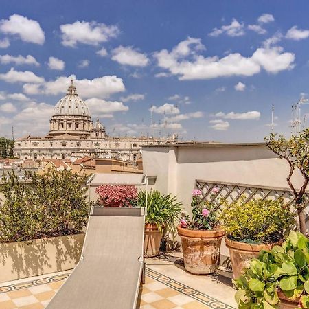 Attic With Terrace Overlooking St Peters Basilica Рим Екстер'єр фото
