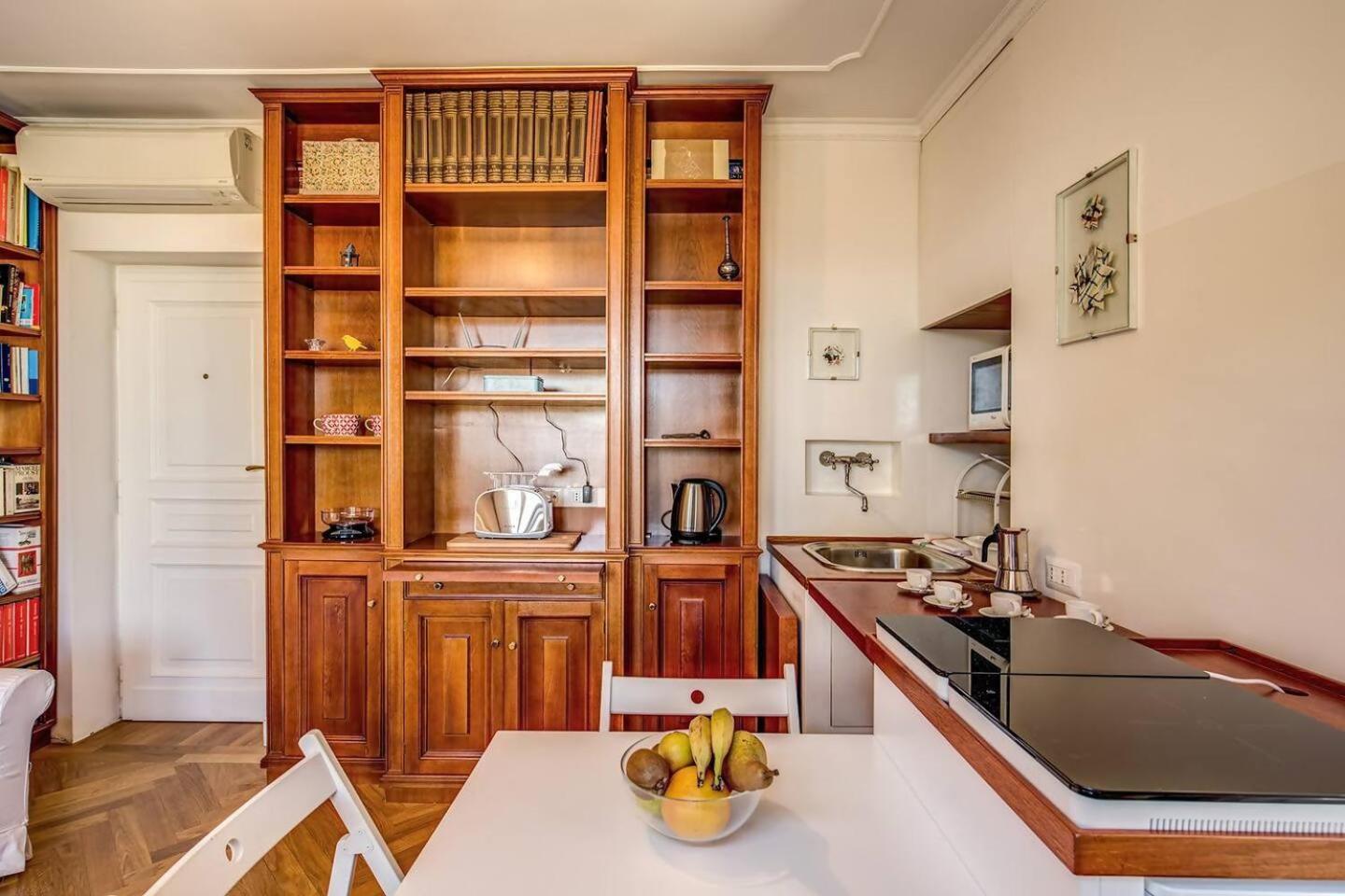 Attic With Terrace Overlooking St Peters Basilica Рим Екстер'єр фото