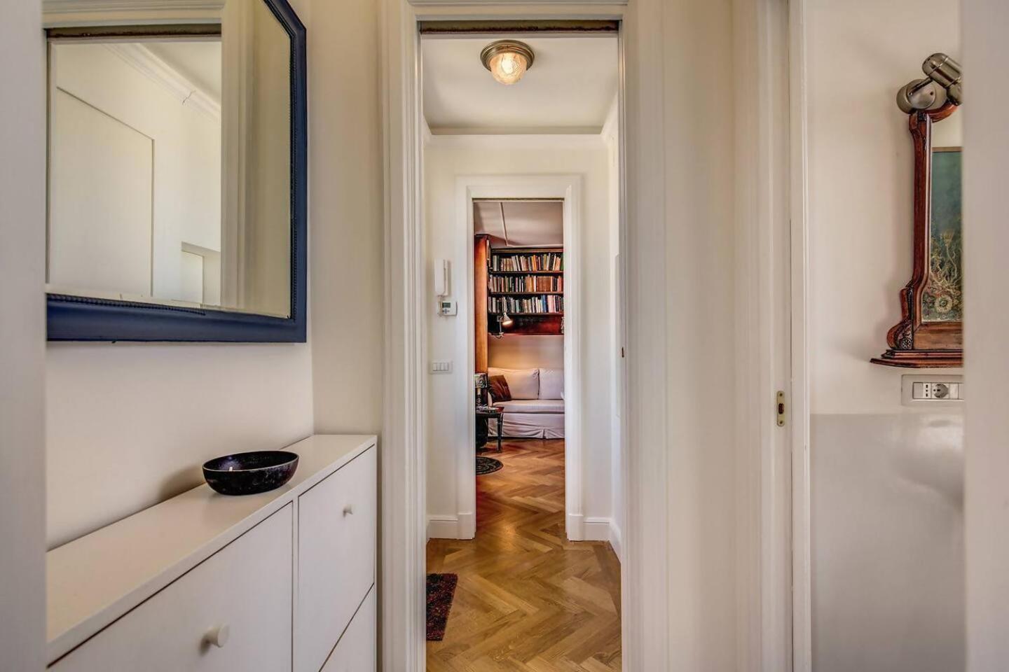 Attic With Terrace Overlooking St Peters Basilica Рим Екстер'єр фото