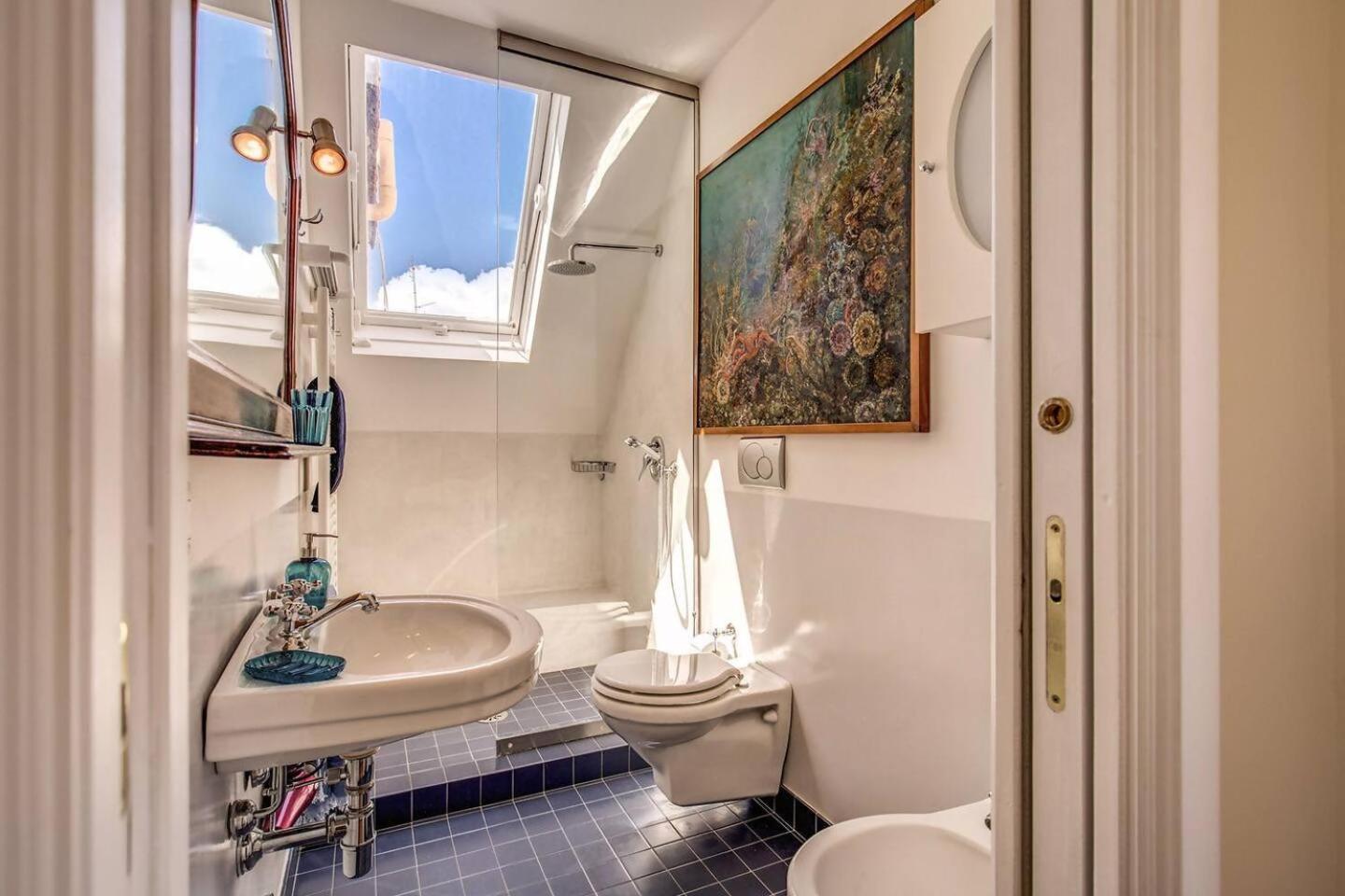 Attic With Terrace Overlooking St Peters Basilica Рим Екстер'єр фото