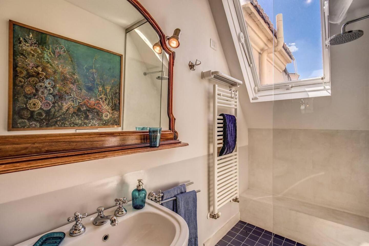 Attic With Terrace Overlooking St Peters Basilica Рим Екстер'єр фото