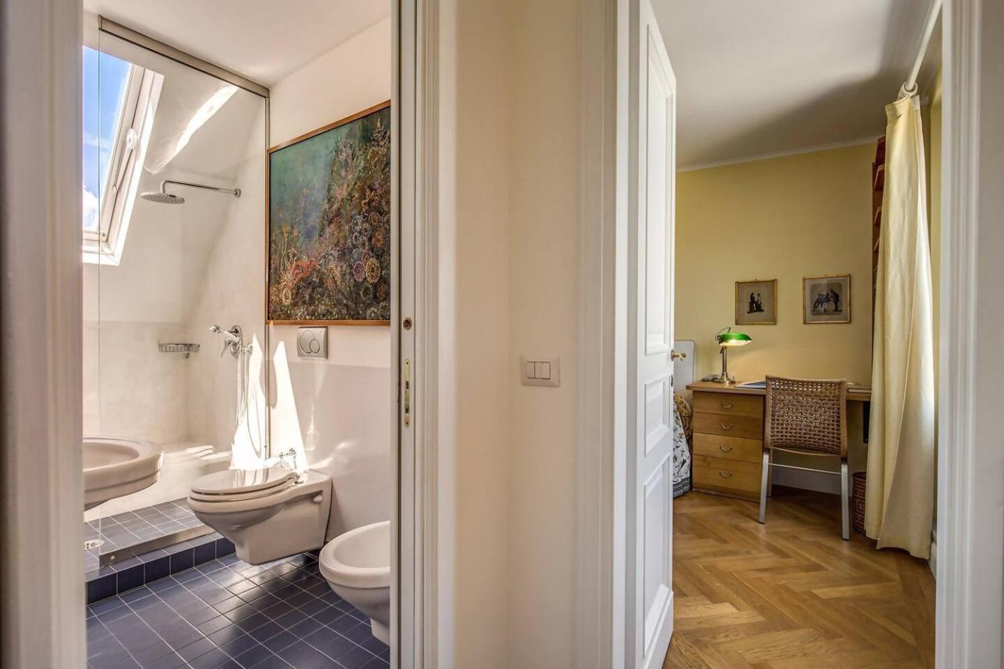 Attic With Terrace Overlooking St Peters Basilica Рим Екстер'єр фото