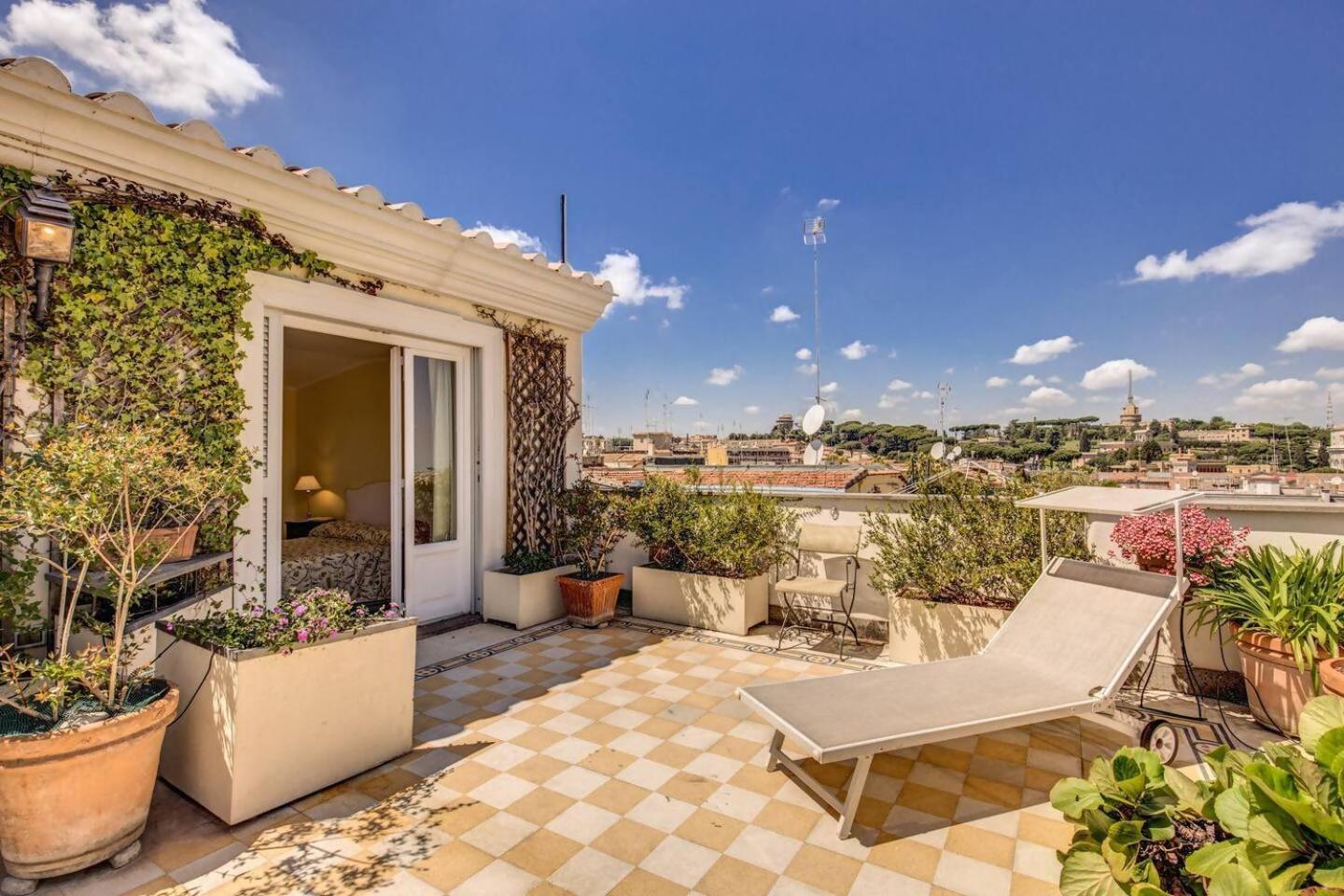 Attic With Terrace Overlooking St Peters Basilica Рим Екстер'єр фото