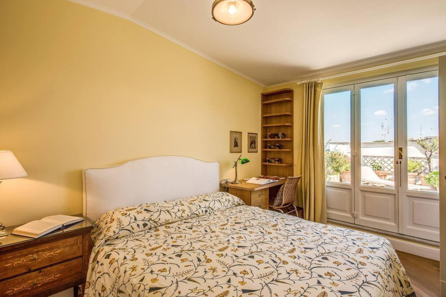 Attic With Terrace Overlooking St Peters Basilica Рим Екстер'єр фото