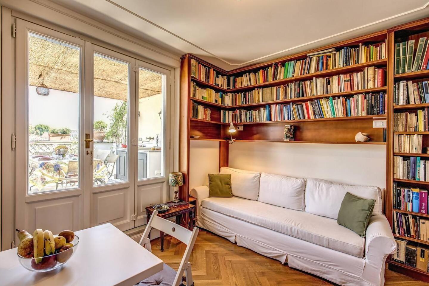 Attic With Terrace Overlooking St Peters Basilica Рим Екстер'єр фото