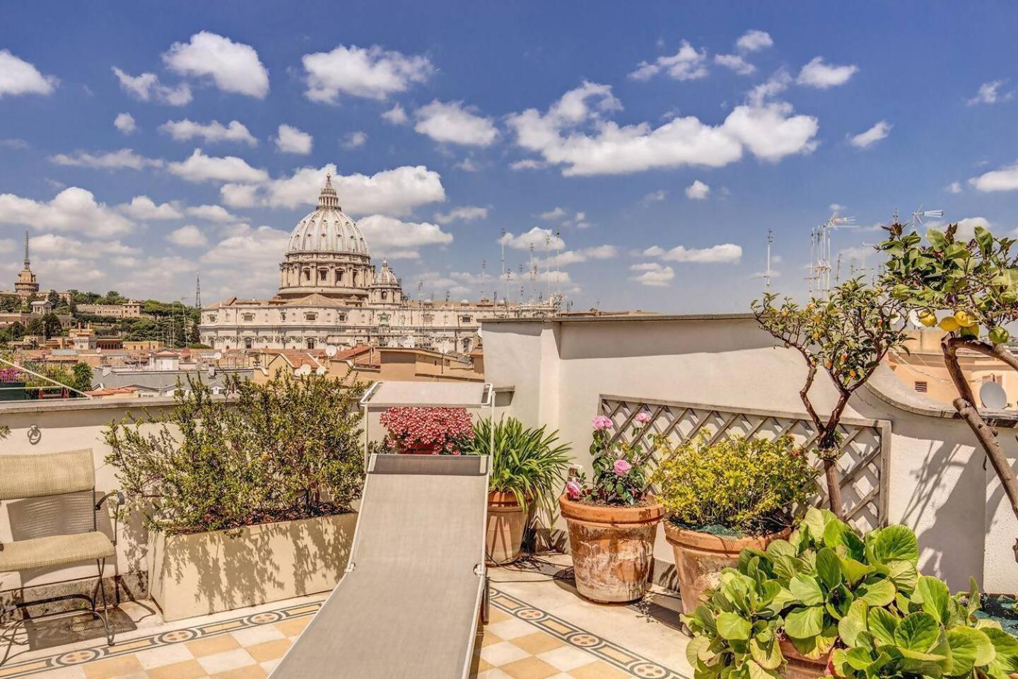 Attic With Terrace Overlooking St Peters Basilica Рим Екстер'єр фото